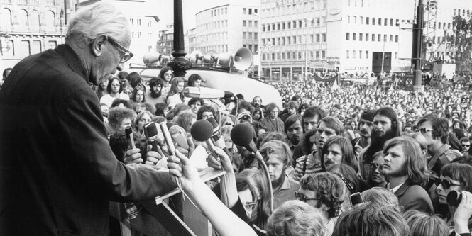 Herbert Marcuse als Redner auf dem Opernplatz in Frankfurt am Main