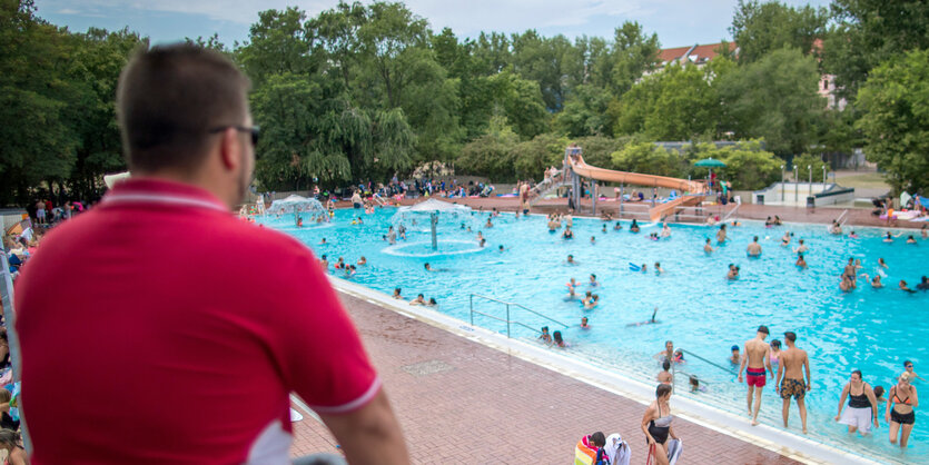 Das Prinzenbad von oben, im Vordergrund ein Mann, wahrscheinlich Bademeister