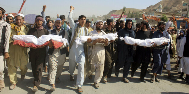 Menschen in Baghlan bei einer Trauerfeier