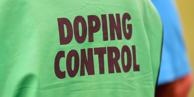 Mann mit Aufschrift "Doping Control"