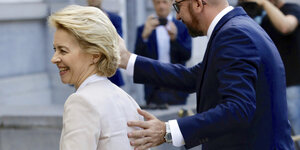 Charles Michel, Ministerpräsident von Belgien, begrüßt Ursula von der Leyen