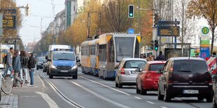 Ein Polizeiauto, ein Bus und Autos auf einer Straße