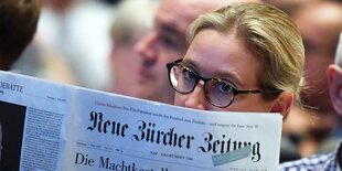 Alice Weidel liest die NZZ