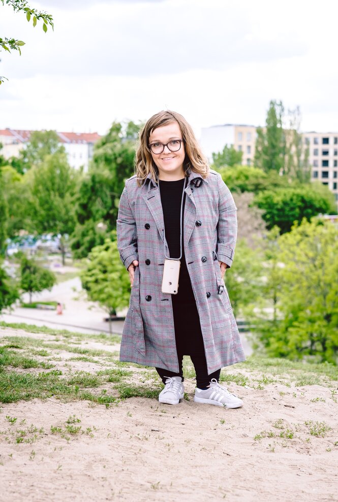 Patricia Carl-Innig steht im Mauerpark auf einem Stück Wiese