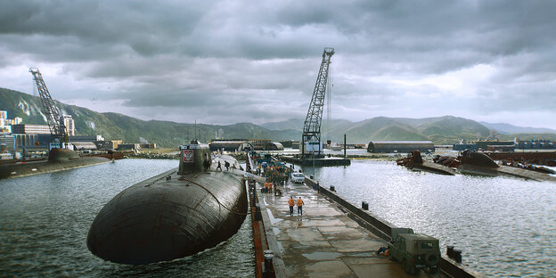 Die "Kursk" liegt vor dem Auslaufen in einem Hafen