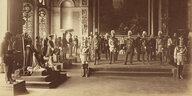 Der deutsche Kaiser samt großem Gefolge in Wachs im ersten Berliner Wachsfigurenkabinett in einer historischen Aufnahme