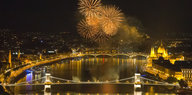 Ein Feuerwerk am Himmel über Budapest