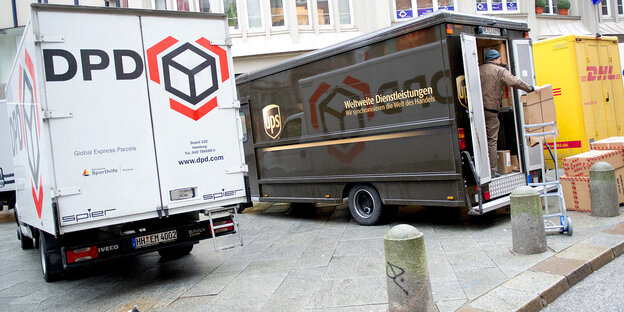 Transportwagen der Logistikunternehmen DPD, UPS (United Parcel Service) und DHL stehen in der Innenstadt von Hamburg.