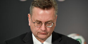 Ex-DFB-Präsident Reinhard Grindel guckt betrübt nach unten
