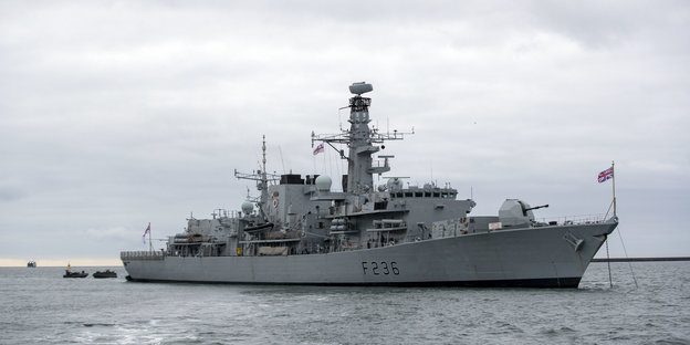 Ein britisches Kriegsschiff im Meer