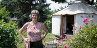 Permakulturgarten in Spandau: Eine Frau steht mit Händen in der Hüfte in einem wilden Garten