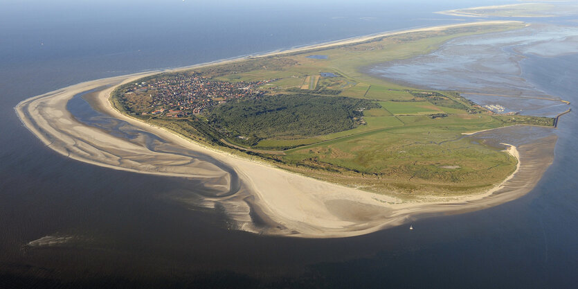 die kleine Insel Langeoog aus der Luft betrachtet