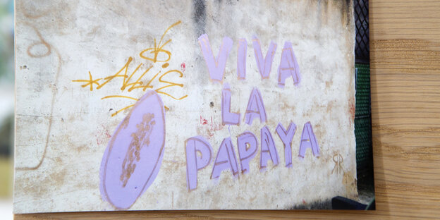 Zettel mit einer gemalten Papaya