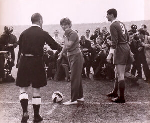 Auf einem historischen Foto vom Oktober 1963 ist Walentina Tereschkowa, die erste Frau im Weltall, beim Anstoß zum Länderspiel DDR – Ungarn vor vielen Schaulustigen zu sehen