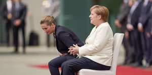 Angela Merkel sitzt neben der dänischen Ministerpräsidentin Mette Frederiksen