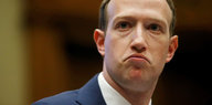 Facebook-Manager Mark Zuckerberg zieht seine Mundwinkel weit nach unten.