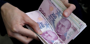 Ein Haufen türkischer 200-Lira-Scheine werden von Hand gezählt
