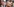 Frau mit schwarzen Haaren laufwen Tränen über das Gesicht
