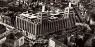 Schwarz-Weiß Luftbildaufnahme des historischen karstadt-Gebäudes