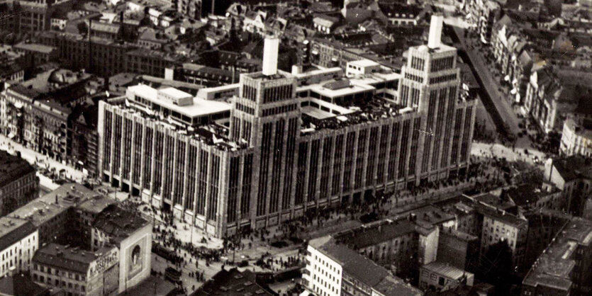 Schwarz-Weiß Luftbildaufnahme des historischen karstadt-Gebäudes