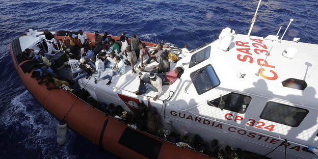 Ein Schiff des italienischen Militärs rettet Geflüchtete im Mittelmeer.