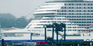 Das Kreuzfahrtschiff „MSC Meraviglia“ liegt im Kieler Ostuferhafen.