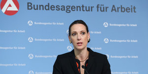 Valerie Holsboer bei einer Pressekonferenz der Bundesagentur für Arbeit