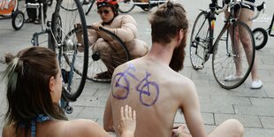 Bikini- und Badehose Bicycle Ride 2018: Männer und Frauen teils wenig bekleidet nach dem Ende einer Demonstration