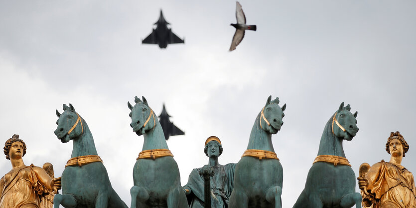 Dassault-Rafale-Kampfjets fliegen in Paris über den Triumphbogen.