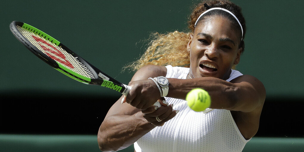 Serena Williams spielt Tennis