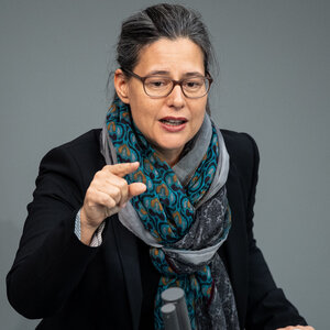Nina Scheer (SPD), Mitglied des Deutschen Bundestages, spricht während der Fragestunde zum Thema Klimaschutz der 54. Sitzung des Deutschen Bundestages Nina Scheer (SPD), Mitglied des Deutschen Bundestages, spricht während der Fragestunde zum Thema Klimaschutz der 54. Sitzung des Deutschen Bundestages