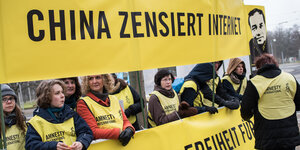 Demonstranten von Amnesty International protestieren am 15.03.2015 vor dem HCC in Hannover (Niedersachsen) gegen die Zensur des Internets in China.