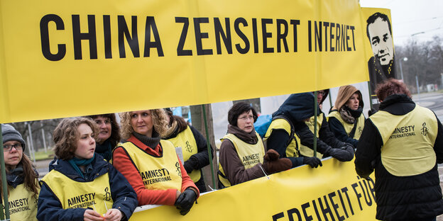 Demonstranten von Amnesty International protestieren am 15.03.2015 vor dem HCC in Hannover (Niedersachsen) gegen die Zensur des Internets in China. Demonstranten von Amnesty International protestieren am 15.03.2015 vor dem HCC in Hannover (Niedersachsen) gegen die Zensur des Internets in China.