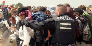 Polizisten versuchen, Aktivisten am Betreten des Tagebau Garzweiler zu hindern