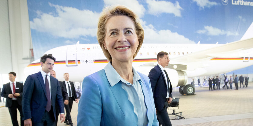 Ursula von der Leyen vor lächelt