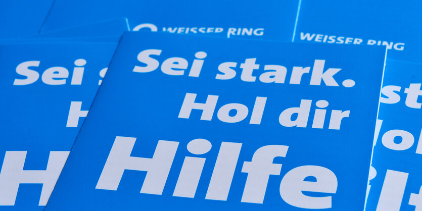 Faltblätter mti dem Aufdruck "Sei stark. Hol dir Hilfe"