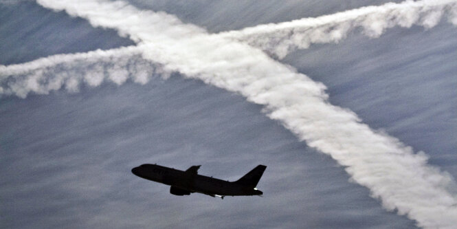 Ein Flugzeug am Himmel