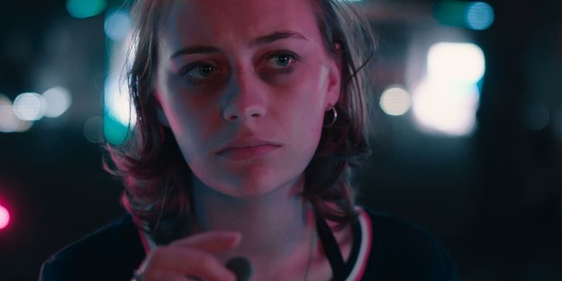 Eine junge Frau ist in dem neuen ZDF Film Smile auf einem Technofestival unterwegs