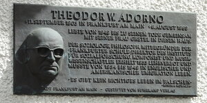 Schiefer-Gedenktafel an einer Hauswand - mit Kopfrelief von Adorno