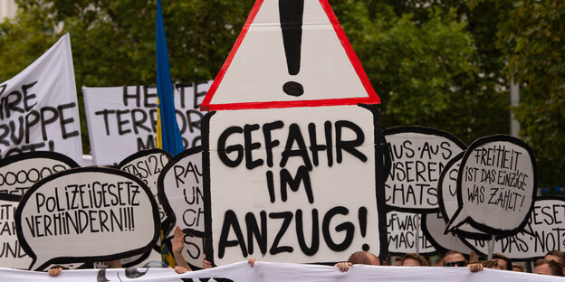 Protestschilder gegen das Polizeigesetz bei einer Demo in Hannover