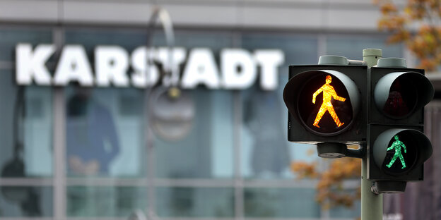 Fußgängerampel vor dem Karstadt am Hermannplatz zeigt grün Fußgängerampel vor dem Karstadt am Hermannplatz zeigt grün