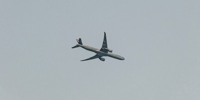 Ein Flugzeug fliegt mit der Spitze nach unten