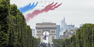 Flugzeuge fliegen über den Champs-Elysees in Paris und ziehen Rauch in den Farben der französischen Flagge darüber