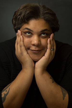 Feministin Roxane Gay, die ihr Kinn in die Hände gestützt hat