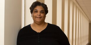 US-Autorin Roxane Gay im Flur der Eastern Illionois University