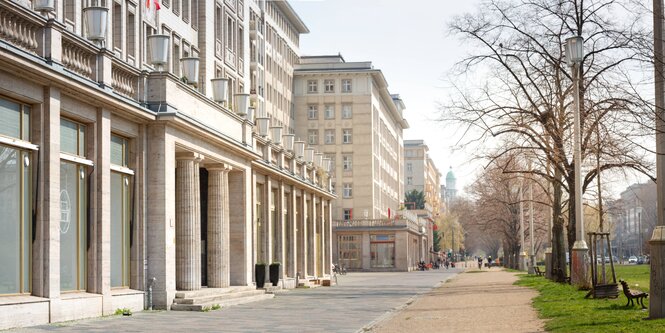 Ein Gehweg auf der Karl-Marx-Allee in Berlin