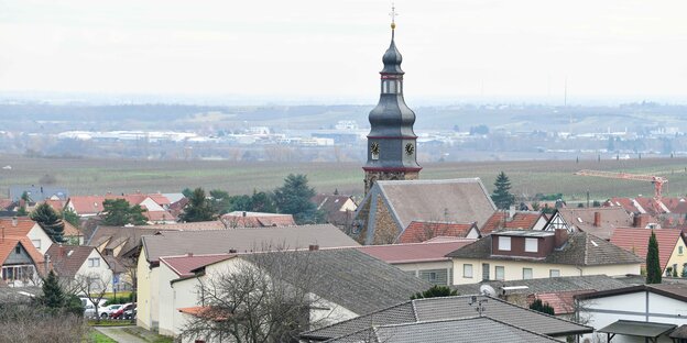 Blick auf den Ortskern mit dem Kirchturm der Salvatorkirche, aufgenommen am 11.01.2018 in Kallstadt (Rheinland-Pfalz).