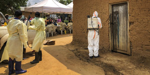Ein Mitarbeiter der Weltgesundheitsorganisation dekontaminiert das Haus von Ebola-Patienten