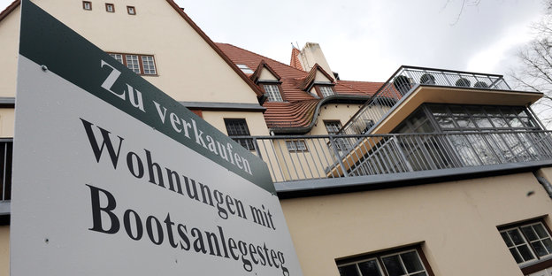 In Berlin steigen die Preise für Häuser und Wohnungen weiter. Die Zahl der Immobilienverkäufe sinkt. Das Bild zeigt ein Haus am Wannsee, in dem Wohnungen verkauft werden, die eigene Bootsanleger haben.