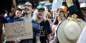 In New York Demonstrieren AktivistInnen gegen angekündigte Razzien gegen Papierlose